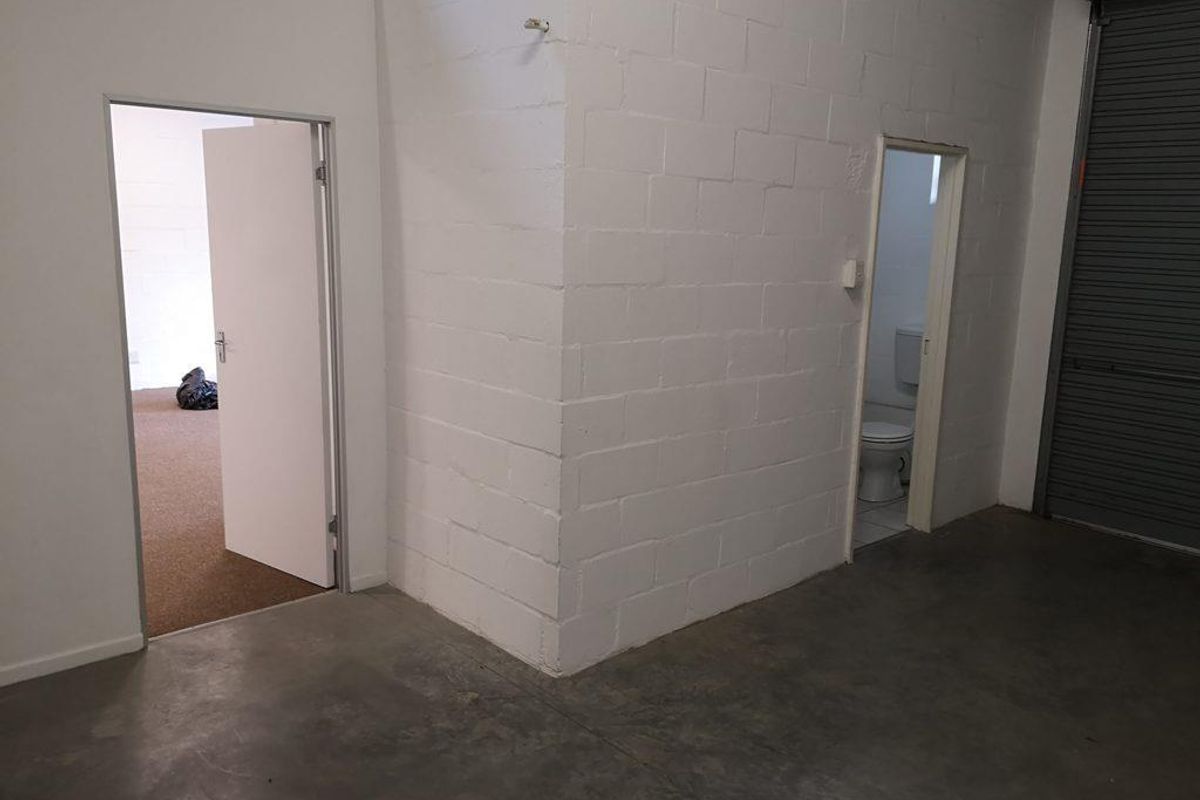 102m2 Office To Let in Montague Gardens - Photo 4