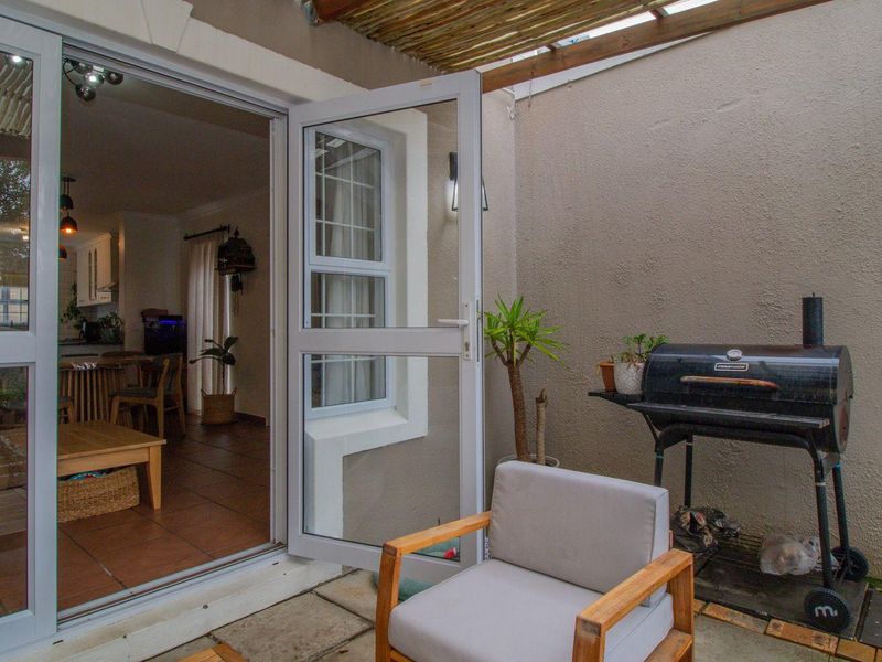 SPECTACULAR TOWNHOUSE IN SOUGHT AFTER LAKESIDE - Photo 4