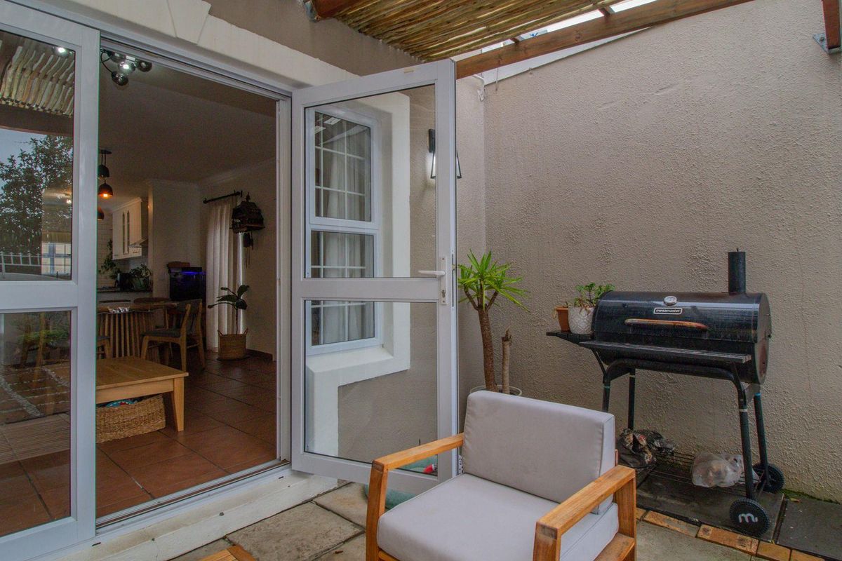 SPECTACULAR TOWNHOUSE IN SOUGHT AFTER LAKESIDE - Photo 4