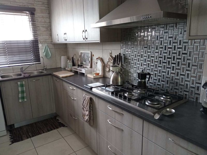 2 Bedroom  townhouse in small complex - Photo 6