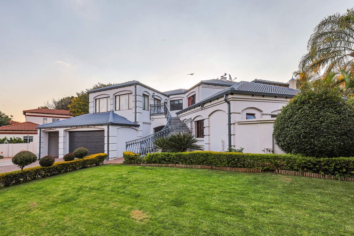 Modern 4 Bedroom Family Home for Rent in a Prestigious Security Estate - Photo 3