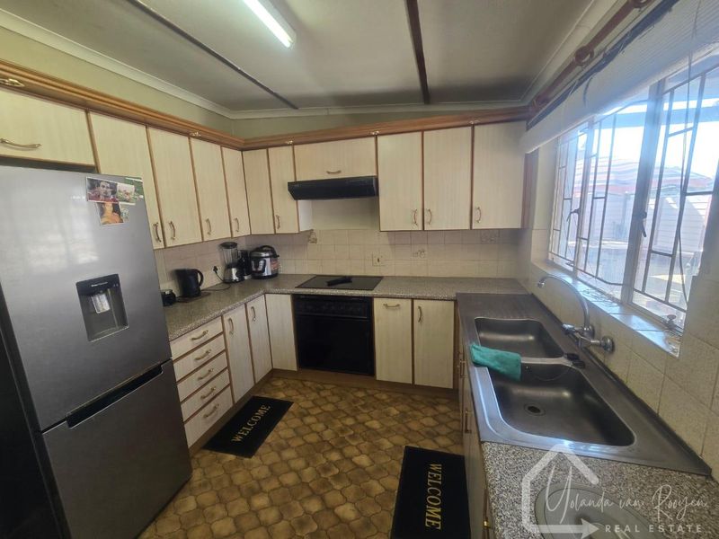 ONE-LEVEL HOME TO RENT - Photo 2