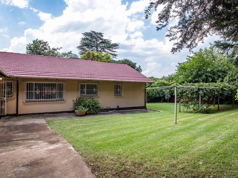 Spacious 4-Bedroom Family Home on a 2,136m2 Corner Stand in Northcliff - Photo 8