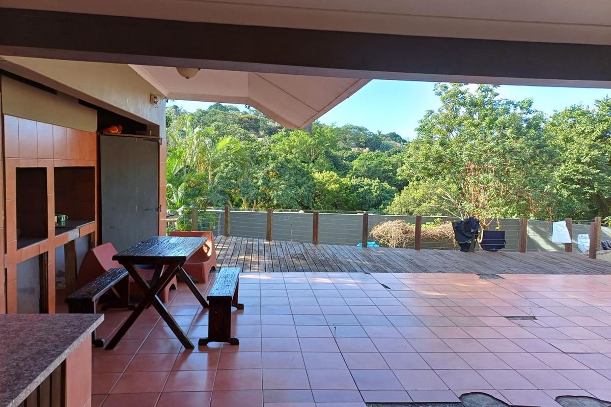 Exclusive Estate: Luxurious 4-Bed Home with Pool, 4 Garages, and 2 Investment Flats! - Photo 5