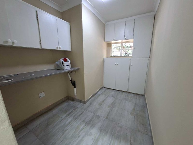 Newly Renovated 4 Bedroom House - Photo 4