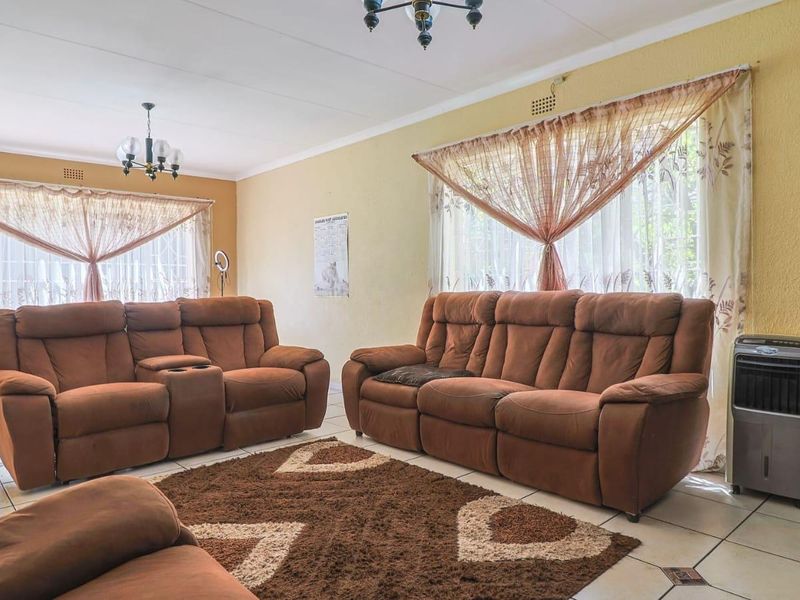 For Sale: Four Bedroom Two Bathroom Home with a Pool - Photo 5