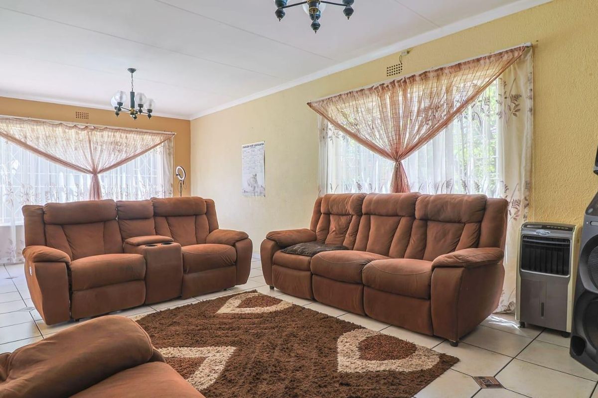 For Sale: Four Bedroom Two Bathroom Home with a Pool - Photo 5