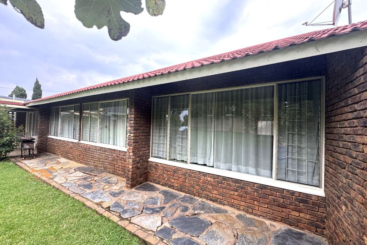 3 BEDROOM HOUSE FOR SALE IN CONSTANTIA PARK - Photo 5