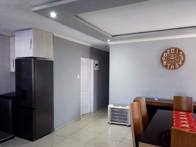 Modern 3 Bedroom Family Home in a Secure Enclosed Area - Photo 8