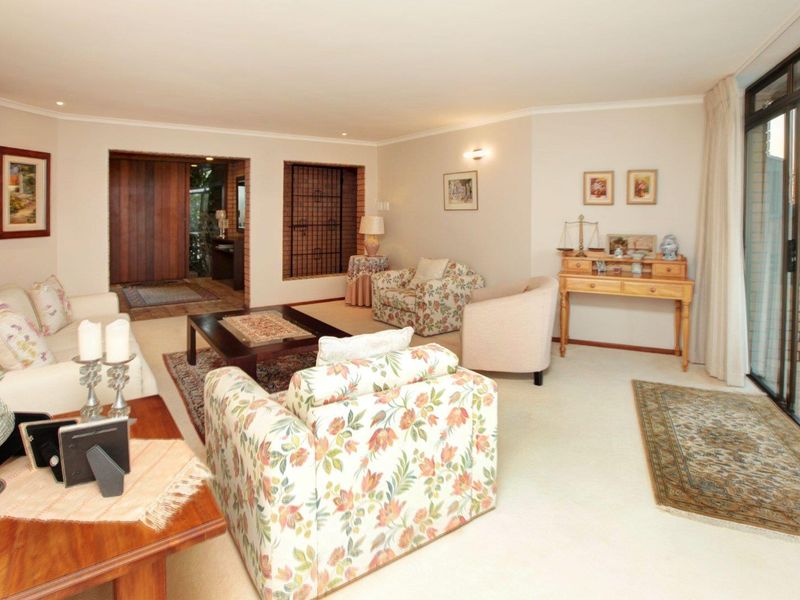 Large 4 Bedroom Home with 1 bedroom apartment to let In Welgemoed - Photo 4