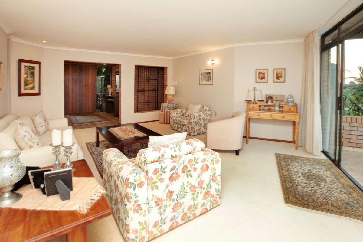 Large 4 Bedroom Home with 1 bedroom apartment to let In Welgemoed - Photo 4