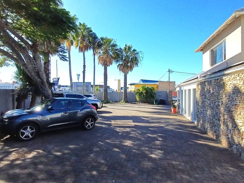 Corner commercial property perfectly located on Devereaux Avenue - Photo 6