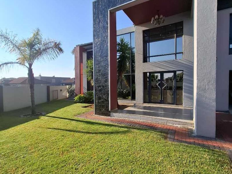 Spacious Double-Storey Family Home with Pool and Solar Power - Photo 4