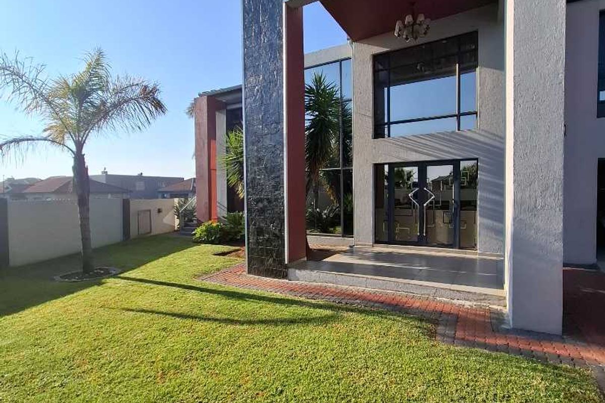 Spacious Double-Storey Family Home with Pool and Solar Power - Photo 4