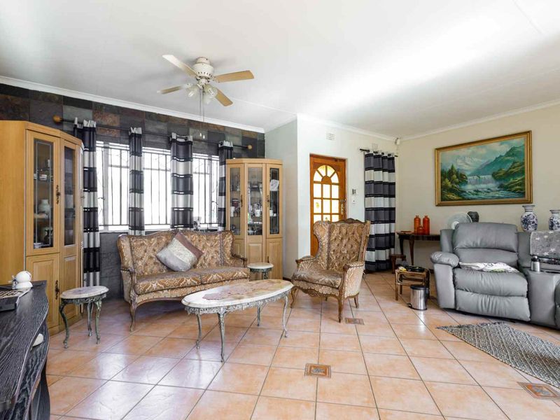 Exceptional Family Home with Outstanding Rental Potential – A Must View! - Photo 7
