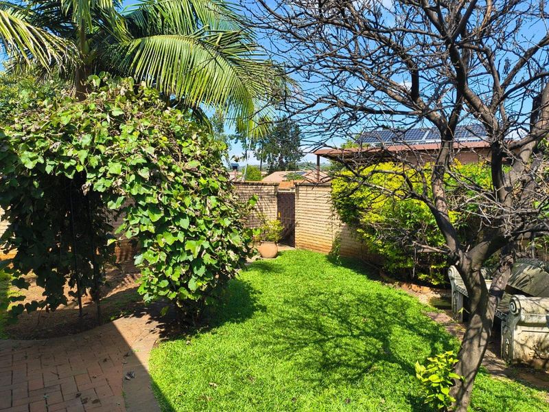 PRETORIA EAST - TOWNHOUSE - 2 LIVING AREAS - 3 BEDROOMS - 2 BATHROOMS - Photo 6