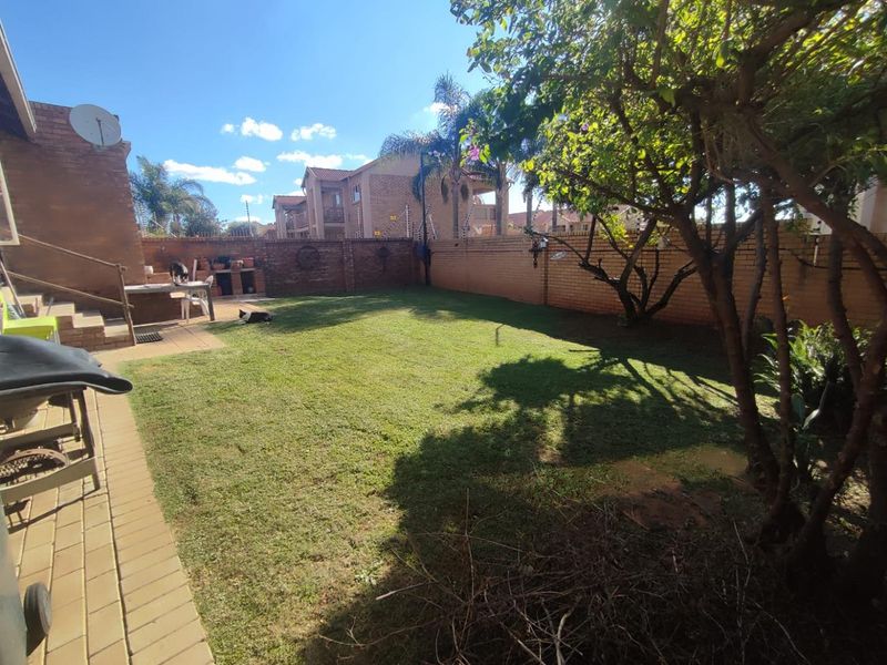 DOUBLE SECURITY -LOVELY BIG GARDEN - SPACIOUS LOUNGE AREA - Photo 3
