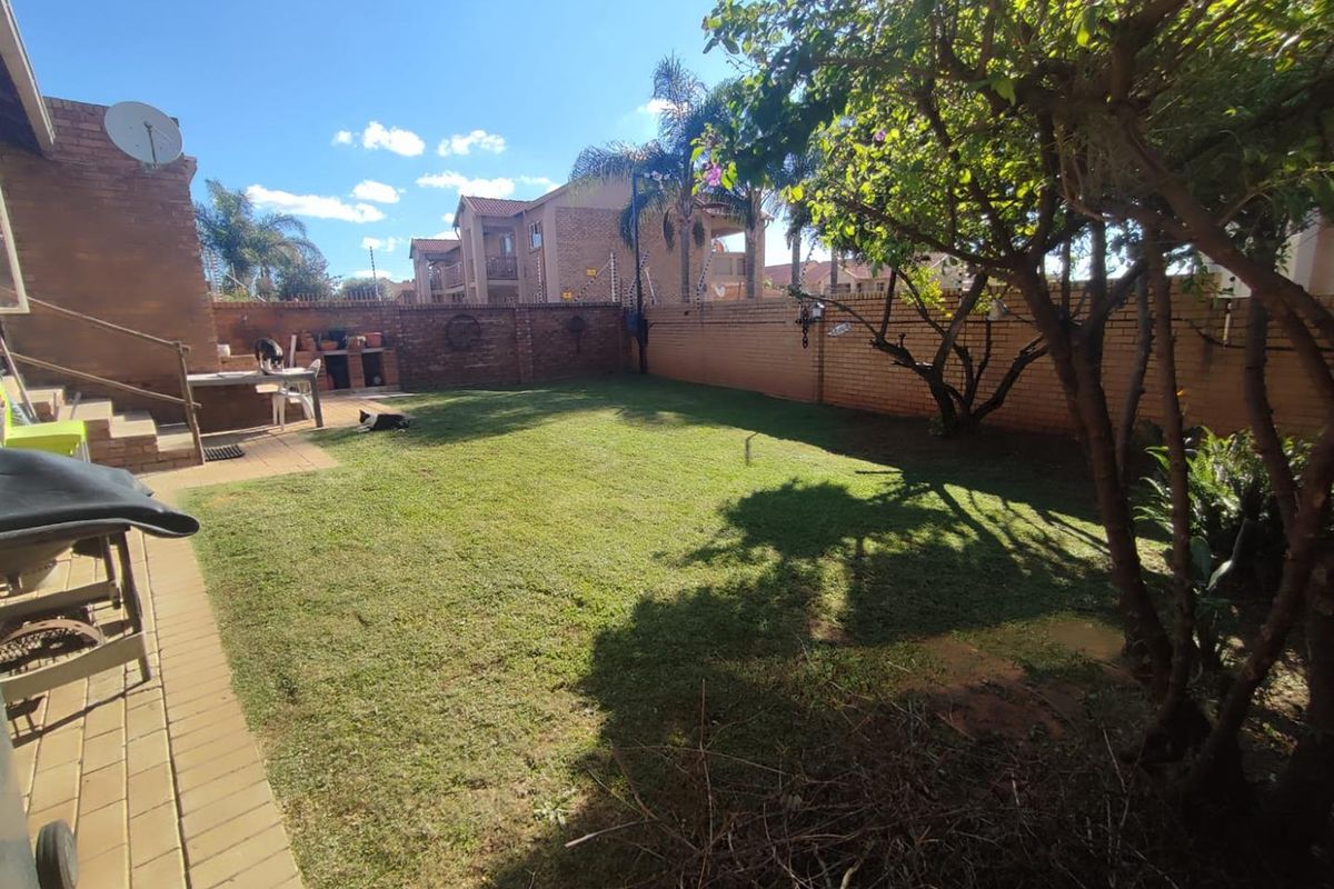 DOUBLE SECURITY -LOVELY BIG GARDEN - SPACIOUS LOUNGE AREA - Photo 3
