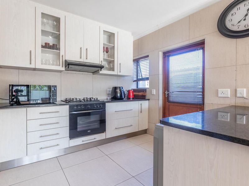 Stylish & Sunny 3-Bedroom Home with Pool – Parklands North - Photo 3