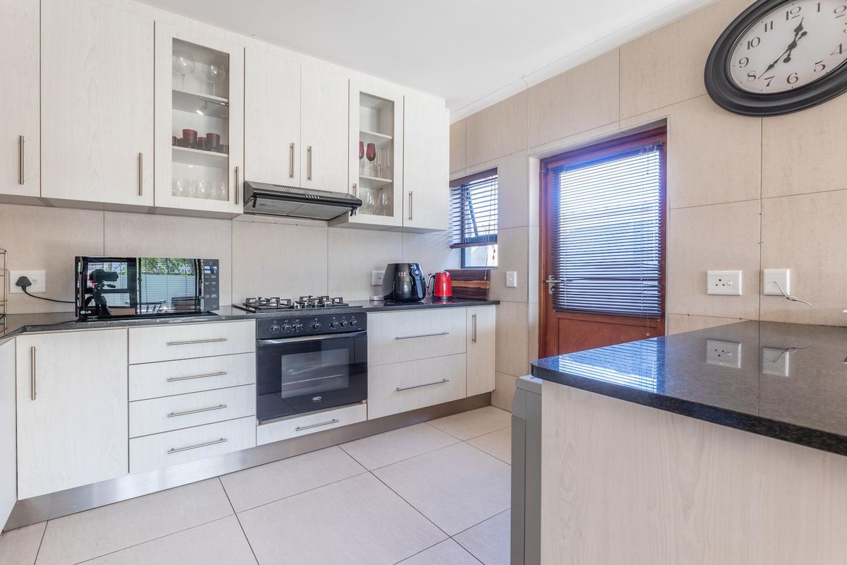 Stylish & Sunny 3-Bedroom Home with Pool – Parklands North - Photo 3