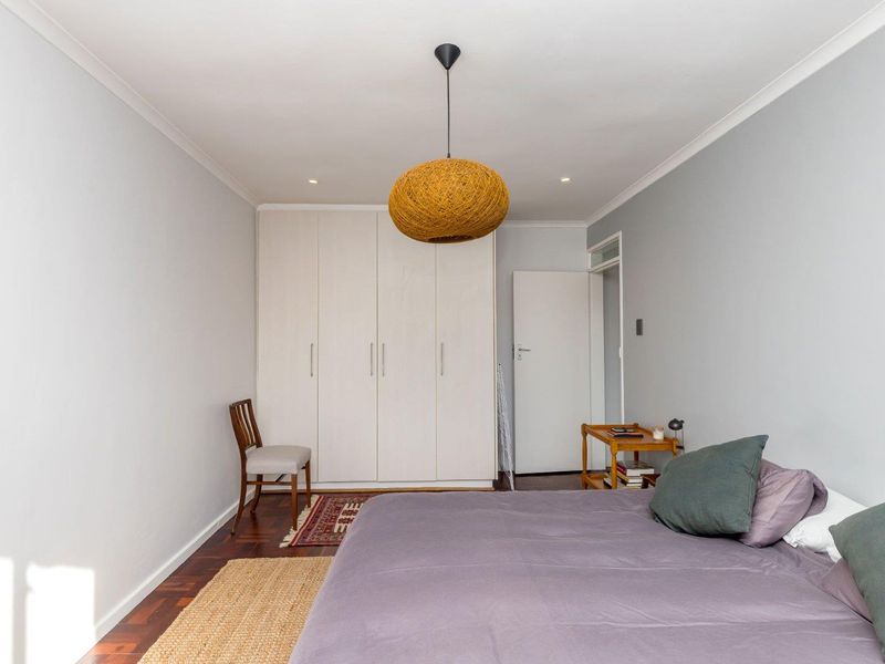 Sunny Top-Floor Corner Apartment with Lock-Up Garage - Photo 10