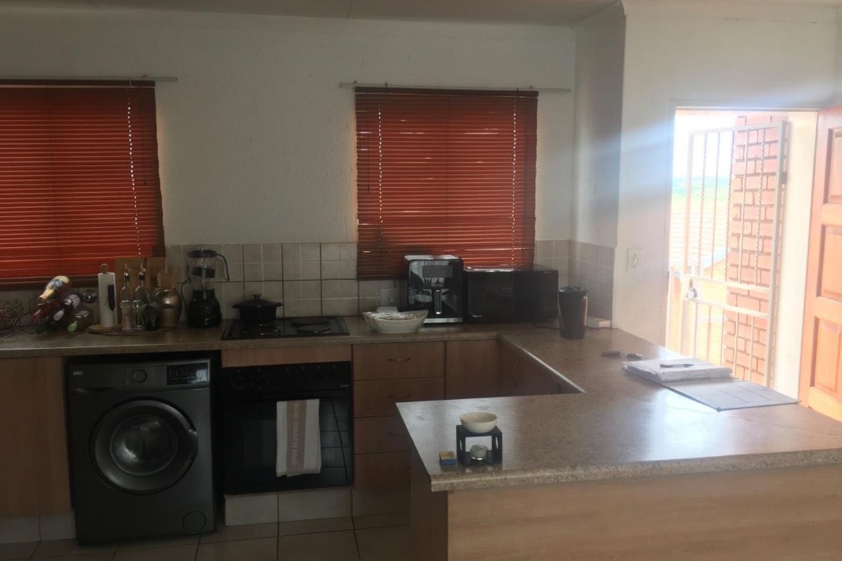 Immaculate apartment with covered parking - Photo 3