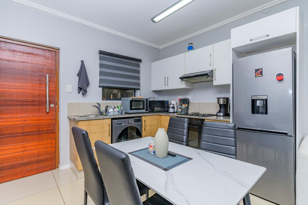 Hendra - Modern 2-Bed, 2-Bath Apartment in The Zen — Prime Umhlanga Ridge Living - Photo 3