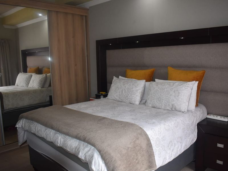 Popular complex - ground floor unit - Photo 9