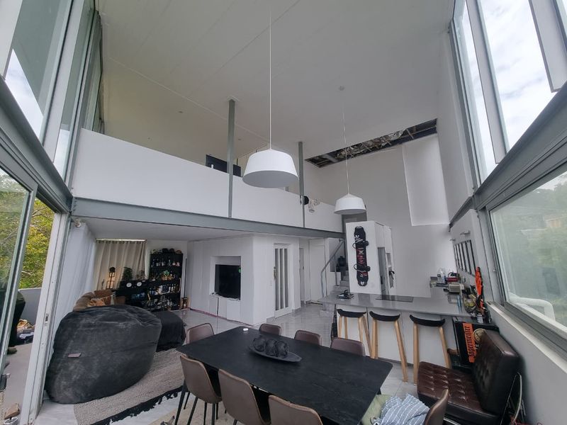Unfurnished Two Bedroom Penthouse To Rent in Tamboerskloof! - Photo 6