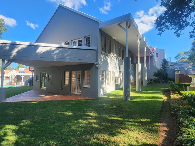 Modern Farmhouse Style Home in a closed-off street - Photo 2