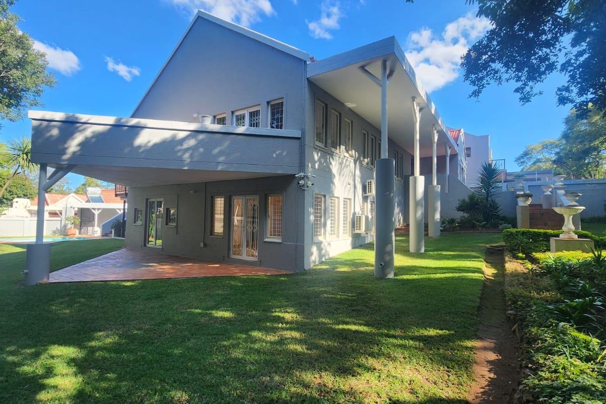 Modern Farmhouse Style Home in a closed-off street - Photo 2