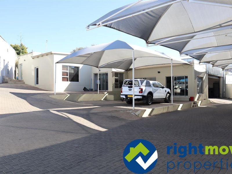 Business premises with Great Visibility in High Traffic Area. - Photo 2