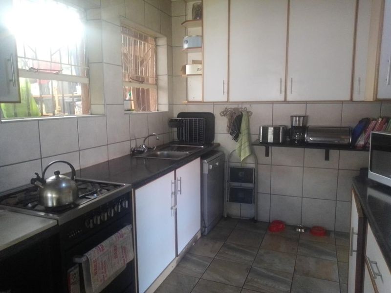 Lookinf for an income generating home, look no more. Priced to sell in tranquill South Crest - Photo 6