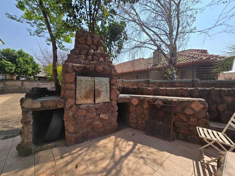 Spacious Double-Storey Home with Endless Potential - 8 Bedrooms, 7 Bathrooms, and Space for Everyone - Photo 9