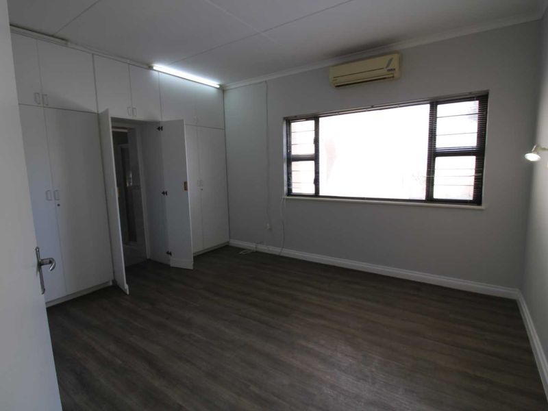 Spacious, Well-Positioned Property Featuring Two Flats, ideal for extended family living! - Photo 9