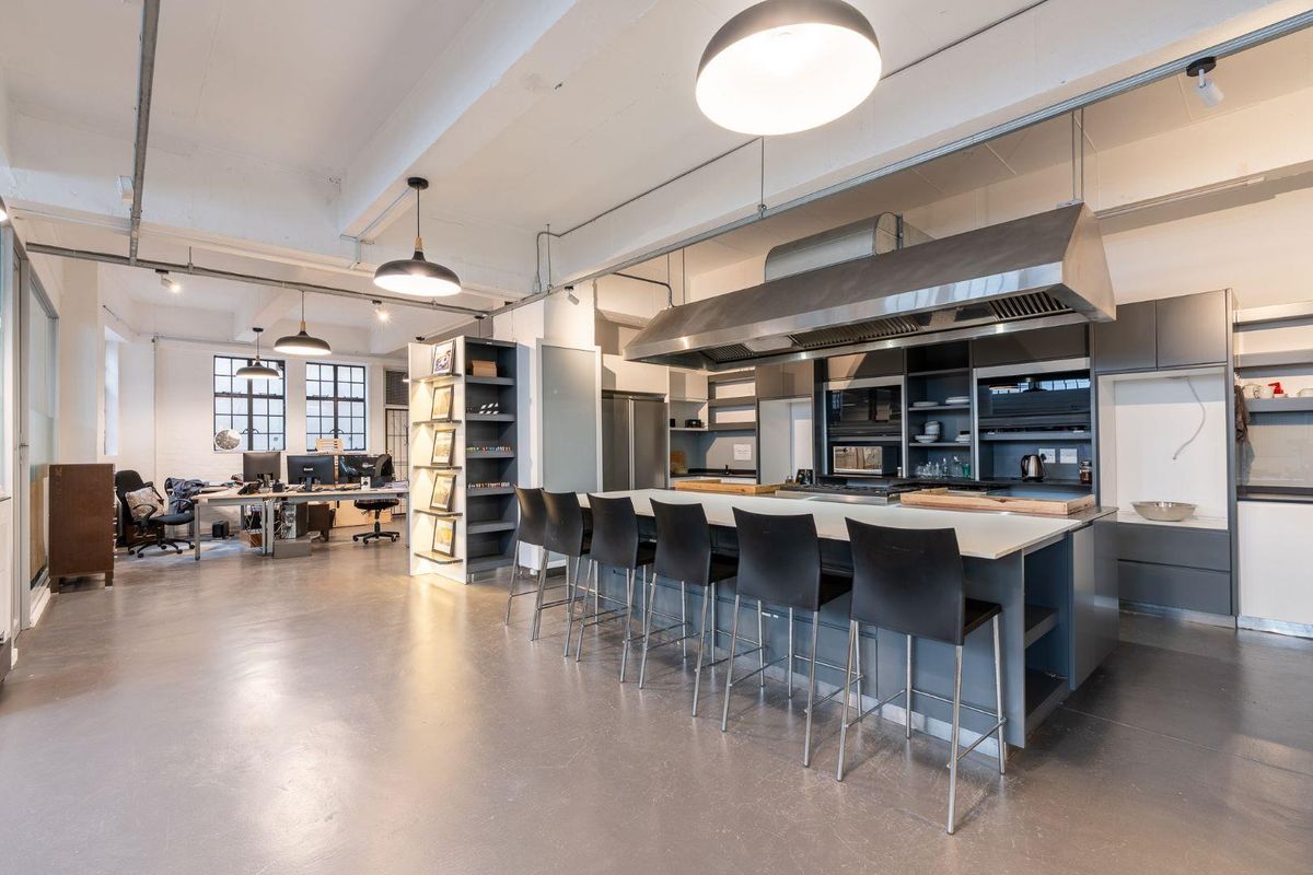 DELIGHTFUL INDUSTRIAL STYLE OFFICE TO LET - Photo 5