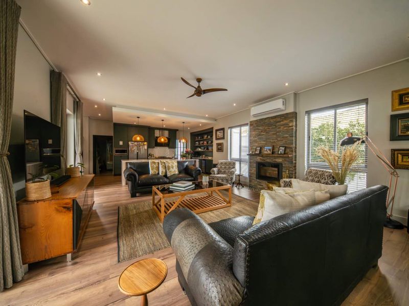Elegant Family Home in Secure Paarl Winelands Estate - Photo 9