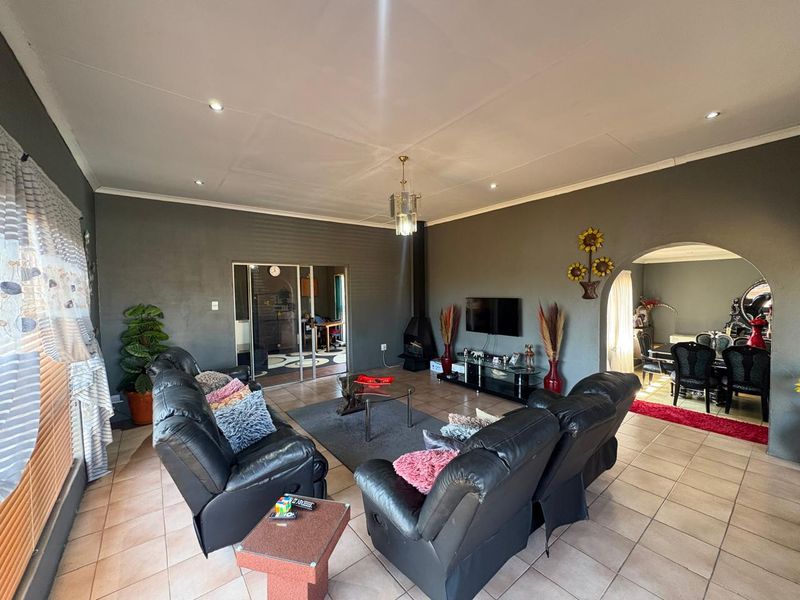 Stunning suburban home with 2 flatlets - Photo 4