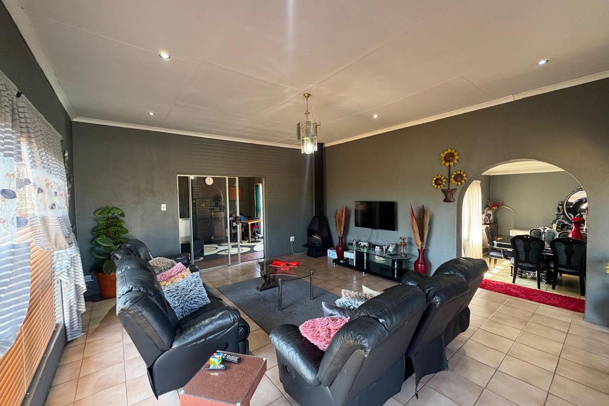 Stunning suburban home with 2 flatlets - Photo 4