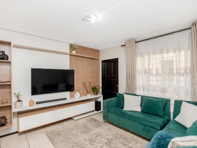 Neat 2 bedroom 2 bathroom unit for sale in Honey Park Roodepoort - Photo 1