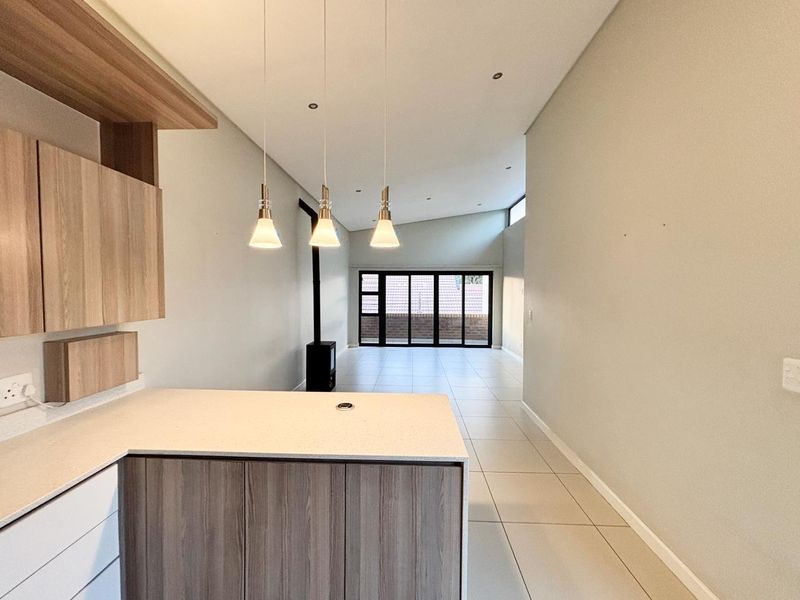 Modern, Light-Filled 2 Bedroom Apartment with Private Terrace – Farrarmere - Photo 2