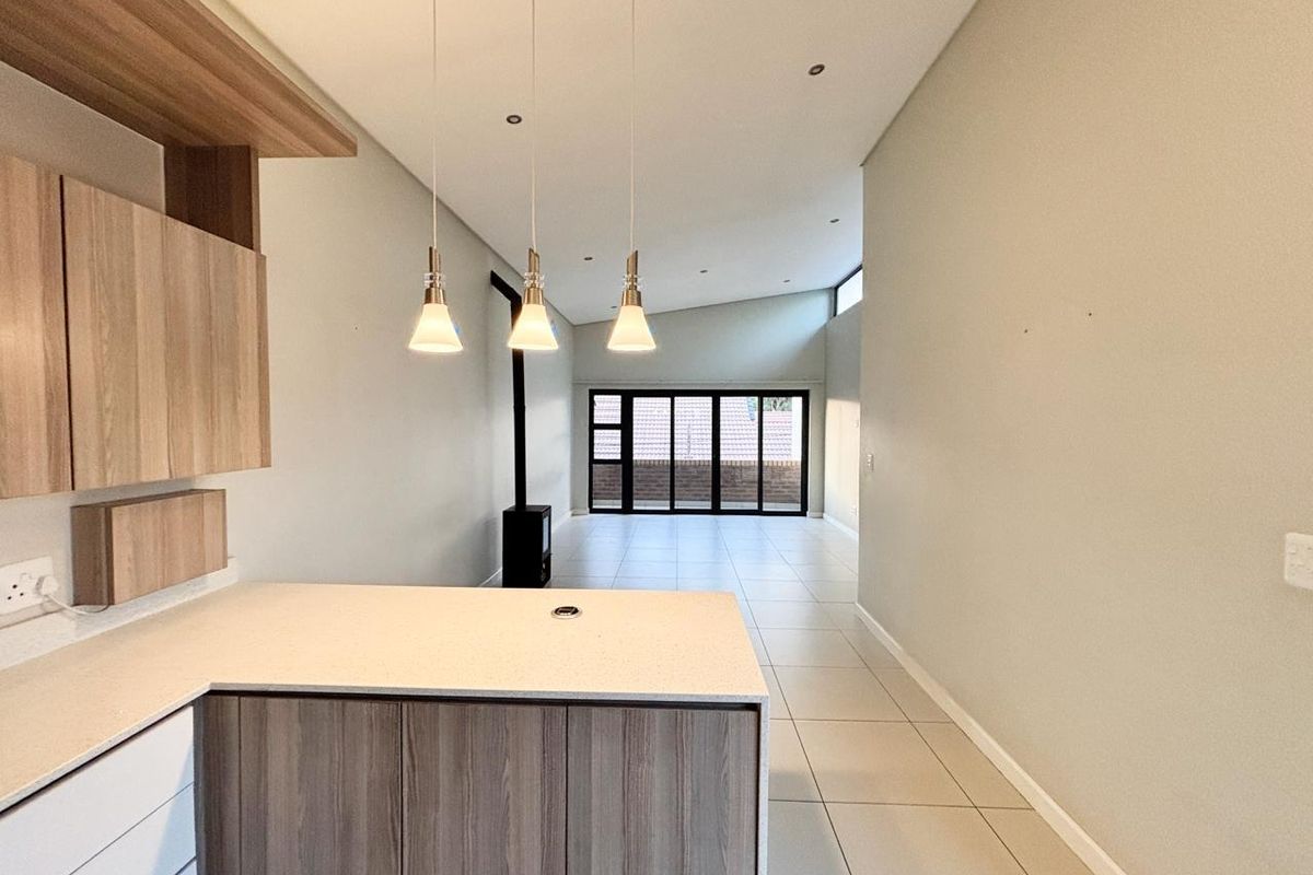 Modern, Light-Filled 2 Bedroom Apartment with Private Terrace – Farrarmere - Photo 2