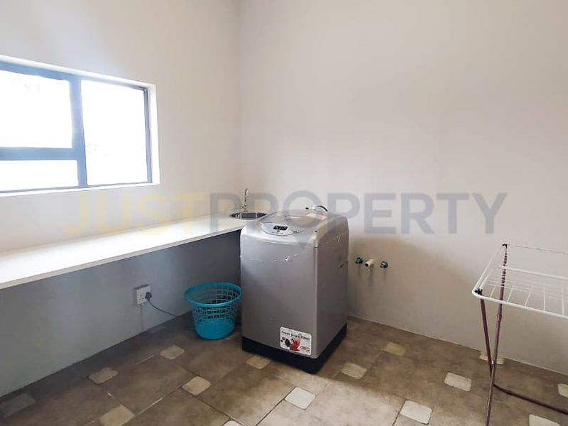 5 Bedroom Family Home - Photo 8