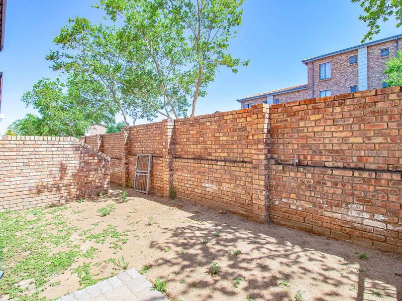 Modern 2 bedroom starter apartment in Rooihuiskraal north - Photo 3