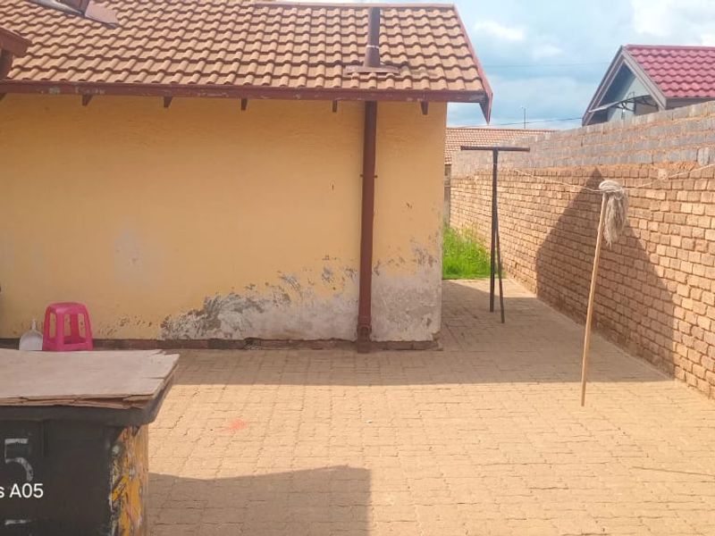 All I want for Christmas is a Big Corner House In Kagiso. - Photo 9