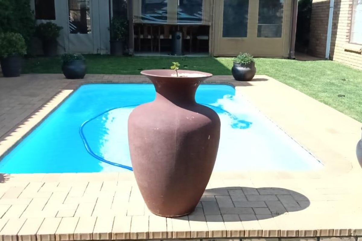 DUBBEL STORY. ABSOLUTE EXCELLENT CONDITION.WILL BE PROUD TO OWN. - Photo 5