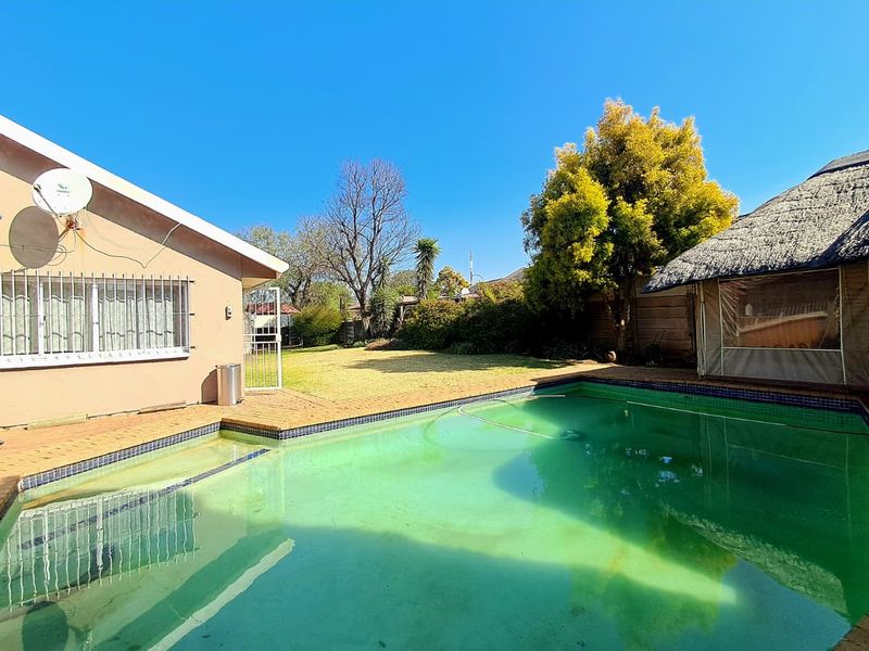 4 Bedroom House for Sale in Brackendowns - Photo 1