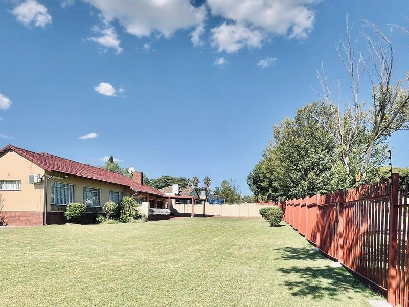 Your Dream Home: Open Spaces, Pool, and Prime Security Features!" - Photo 8