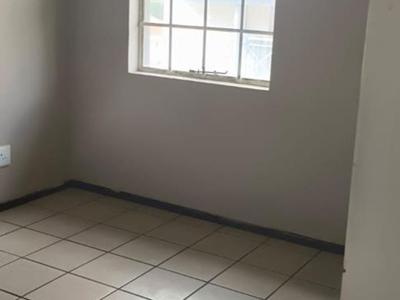 perfect beginner townhouse ideal for single or small family - Photo 4