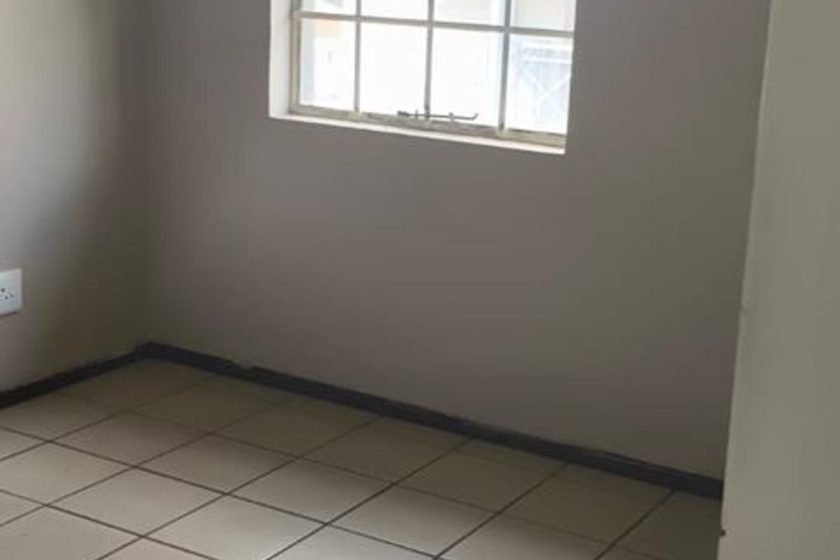perfect beginner townhouse ideal for single or small family - Photo 4